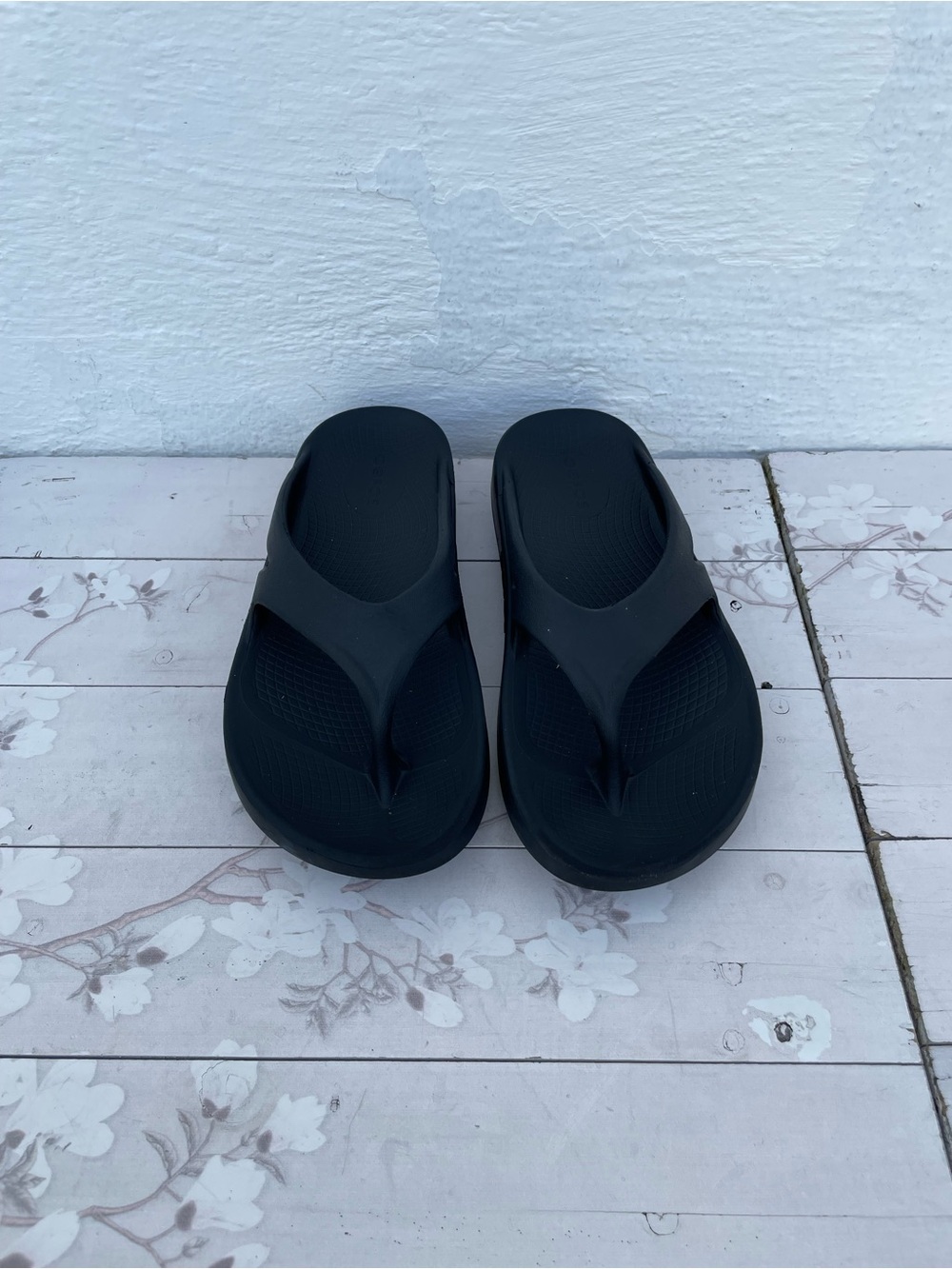 OOFOS Black Women's Thong Sandal